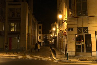 Bir sokağın gece manzarası
