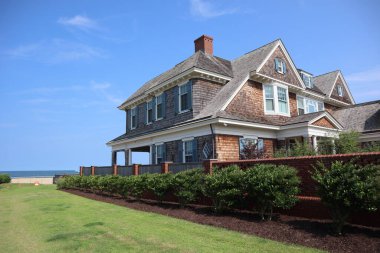Virginia Beach, Virginia, ABD 'de okyanusta lüks bir sahil evi manzarası.