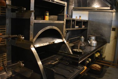 Heart Castle 'daki mutfak ekipmanları San Simeon, California, ABD' de.