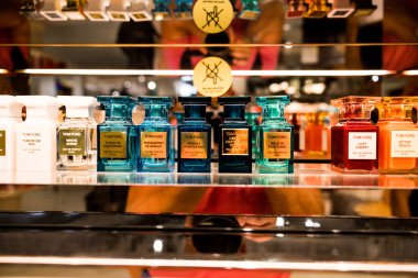 Tom Ford markasının parfüm şişeleri bir parfüm dükkanında