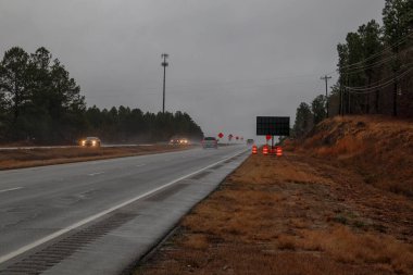 Augusta, Ga USA - 01-31-21: İnşaat konileri ve tabelaları olan kırsal bir otoyolda trafik
