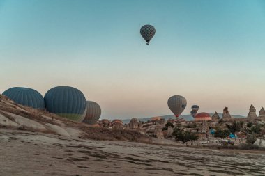 Türkiye 'de şafak vakti Kapadokya üzerinde uçan sıcak hava balonlarının nefes kesici manzarası