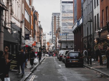 Londra, İngiltere 'de işlek bir caddeye yakın çekim