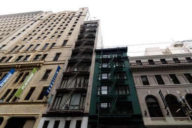 San Francisco, Kaliforniya 'da bej renkli ve koyu kahverengi renkli yüksek katlı apartmanlar.