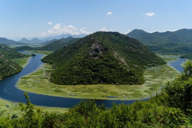 Mavi gökyüzü ve Karadağ 'daki Pavlova Strana bakış açısının güneşli günüyle büyüleyici bir manzara