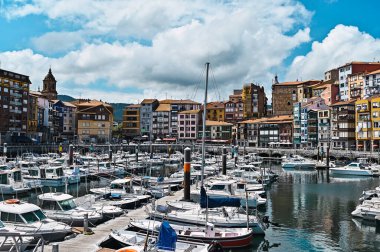 Bask Ülkesi 'ndeki Bermeo Limanı' nın büyüleyici manzarası.