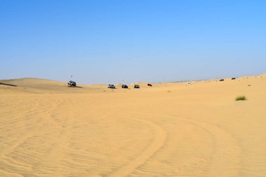 Sabahın erken saatlerinde El Qudra Gölü 'nde BAE Offroaders' la kum tepelemesi.