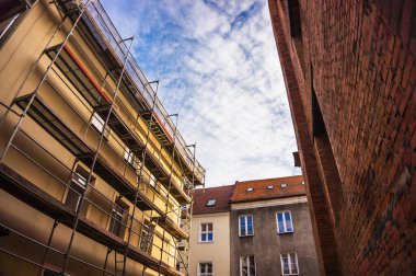 Eski şehir meydanında restoranları olan renkli binalara yakın çekim.