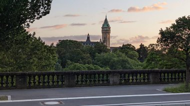 Gün batımında bulutlu bir gökyüzüne karşı Lüksemburg 'daki Bourbon Kalesi' nin uzak bir manzarası.