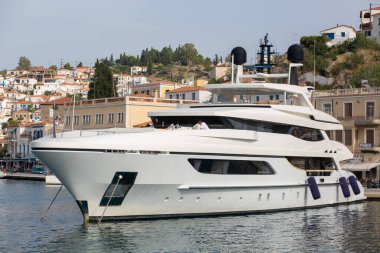 Yunanistan, Athness, Hydra adasındaki bir limanda güzel bir yat görüntüsü.