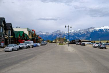 Jasper 'ın Kanada Alberta' daki dağlık manzaralı güzel bir görüntüsü.