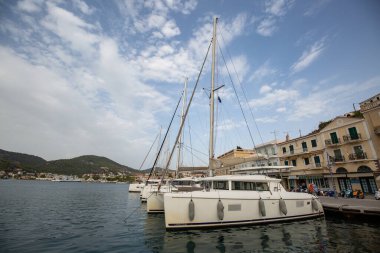 Hidra Adası, Athness, Yunanistan 'da yat dolu bir limanın güzel bir görüntüsü.