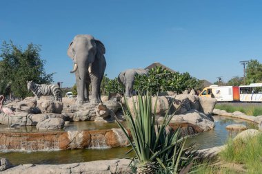 Dubai Safari Parkı, Al Warqa 'da bitki, çalı ve fil heykeli manzarası