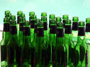 Noel partisinden sonra bir sürü boş bira şişesi, Brisbane, Avustralya