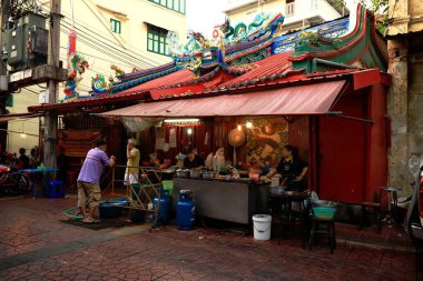 Bangkok 'ta kalabalık bir cadde Khet Samphanthawong, Bangkok, Tayland