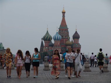 Kutsal Vasily Katedrali, yaygın olarak Aziz Basil Katedrali olarak bilinir..