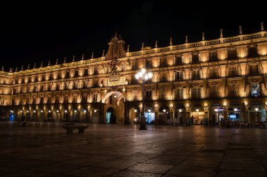İspanya 'nın Salamanca şehrinin gece manzarası