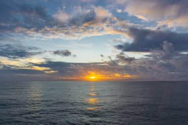 Güney Atlantik Okyanusu 'nda gün doğumu. Açıklar Güney Amerika.