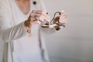 Tibet meditasyon çanlarını tutan bir kadının yakın plan fotoğrafı..