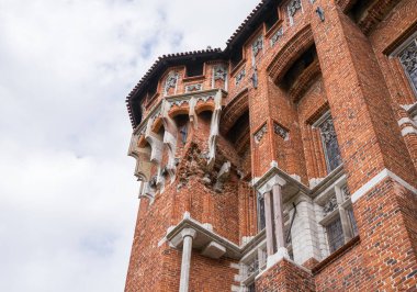 Malbork 'taki Töton Şövalyeleri kalesinin pencerelerinin bulutlu gökyüzüne karşı yatay fotoğrafı