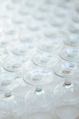 Ters çevrilmiş bir çok gözlüğün dikey çekimi