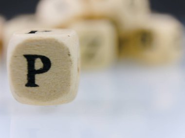 Zarın üzerindeki P harfinin seçici odak noktası.