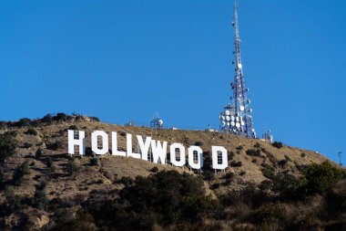 Los Angeles, Kaliforniya 'da açık mavi gökyüzüne karşı dağdaki Hollywood tabelası