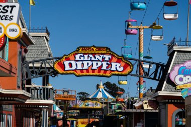 Santa Cruz Boardwalk plajında kırmızı ve sarı desenli dev ayı işareti. Kaliforniya, ABD.