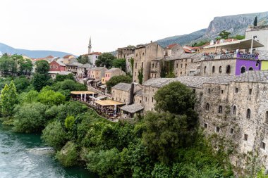 Bosna-Hersek 'teki bina ve restoranların manzarası