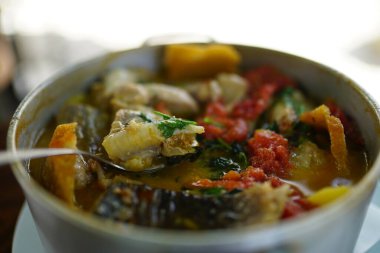 Çorbayla yakın plan bir kase.