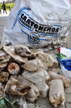 Bir nehir temizleme günü sırasında Parana nehrinden çıkarılan çöp yığınının dikey yakın çekimi. Rosario, Arjantin.