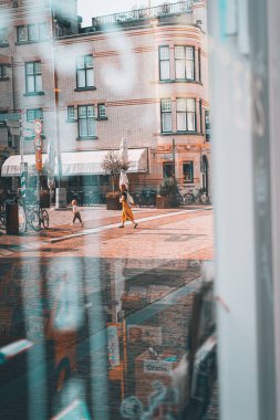 Hollanda 'nın Dordrecht şehrinde karşıdan karşıya geçen bir kadın ve çocuğunun yansıması.