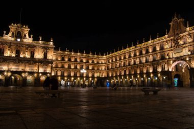 İspanya 'nın Salamanca şehrinin gece manzarası