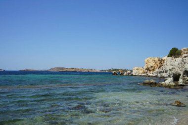 Açık gökyüzünün altında güzel bir deniz manzarası