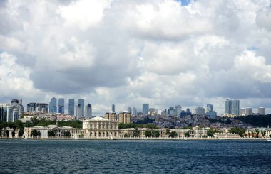 Bulutlu bir günde binalara güzel bir deniz manzarası