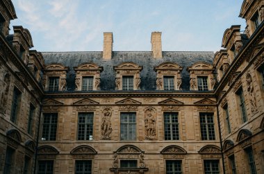Paris, Fransa 'daki Vosges Meydanı' nın güzel bir manzarası.