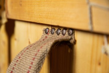 Eski bir ortaçağ kalkanının arka görüntüsü.