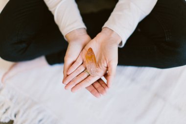 Kristal tutan bir kadının yakın plan fotoğrafı..