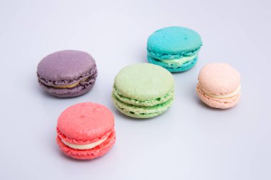 Beyaz arka planda izole edilmiş renkli badem kurabiyelerinin yakın plan görüntüsü