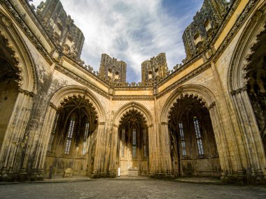 Bir Batalha manastırının düşük açılı çekimi, UNESCO dünya mirası mimarlık sınıfı