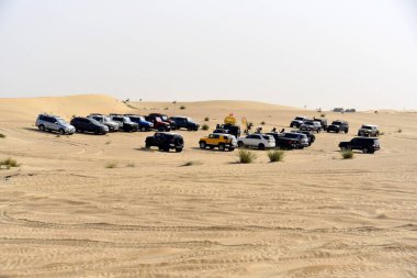 Al Madam çölünde BAE 'li yabancılarla bir off-road ve kum tepesi vuruşu.