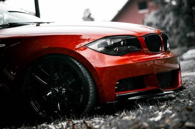 Turuncu BMW Serisi 1 düşürüldü ve ayarlandı