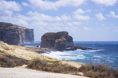 Gozo adasındaki mantar kayasının yatay görüntüsü (Malta)