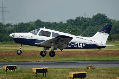 Alman bir Piper PA-28-161 Warrior II 'nin Wilhelmshaven havaalanındaki uçuş çekiminde.