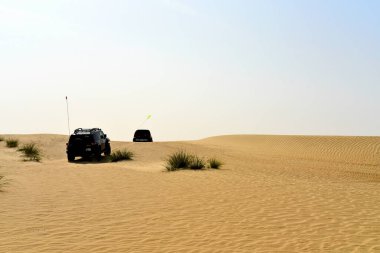 Al Madam çölünde BAE 'li yabancılarla bir off-road ve kum tepesi vuruşu.