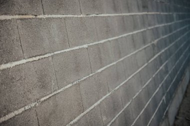 Çıplak gri bir duvarın yakın plan çekimi.