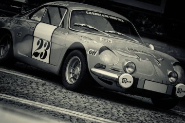 Renault Alpleri 'nin araba rallisindeki gri tonlu görüntüsü.