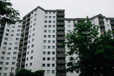 Büyük ağaçları olan modern binaların güzel manzarası.