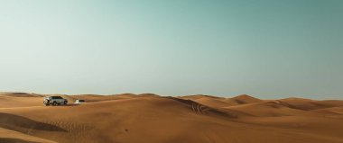Birleşik Arap Emirlikleri çölünde safari arabasının panoramik bir görüntüsü.