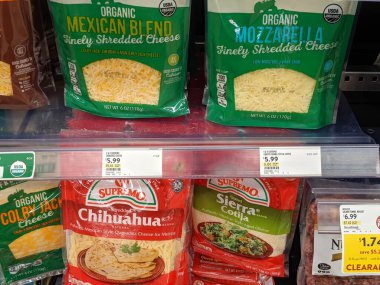 Dükkanda dilimlenmiş peynir var..